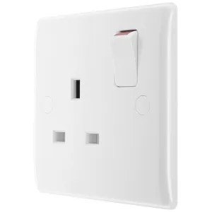 WHITE NEXUS MOULDED SINGLE SWITCHED 13A POWER SOCK